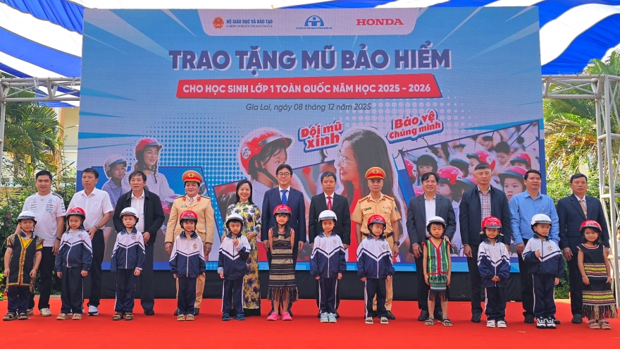 Honda Việt Nam trao tặng mũ bảo hiểm cho trẻ em Tây Nguyên